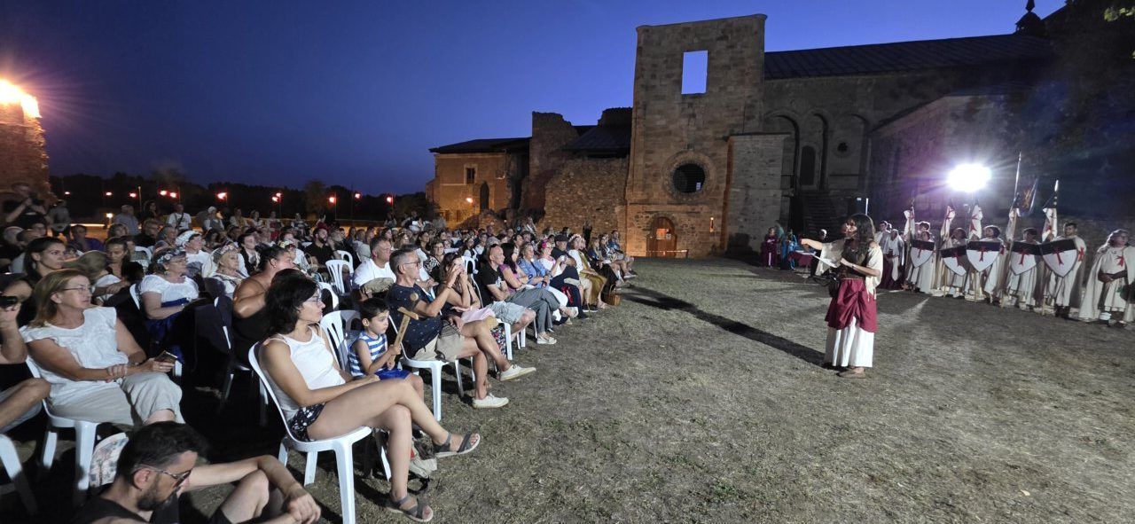 Multitudinario recorrido teatralizado en Carracedo del Monasterio