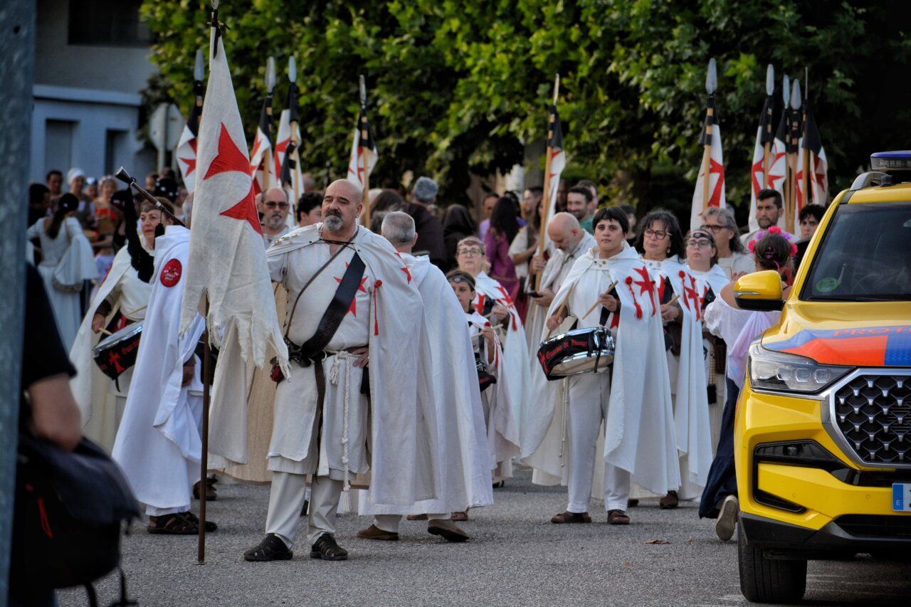 Participantes en el recorrido teatralizado del Camino del Abad en Carracedo del Monasterio