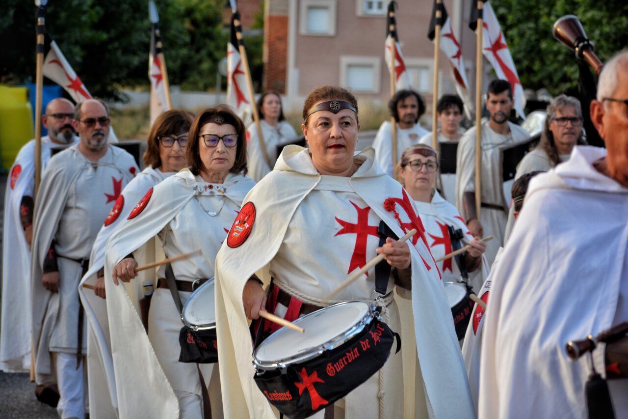 Grupo de personas vestidas con túnicas en un desfile medieval