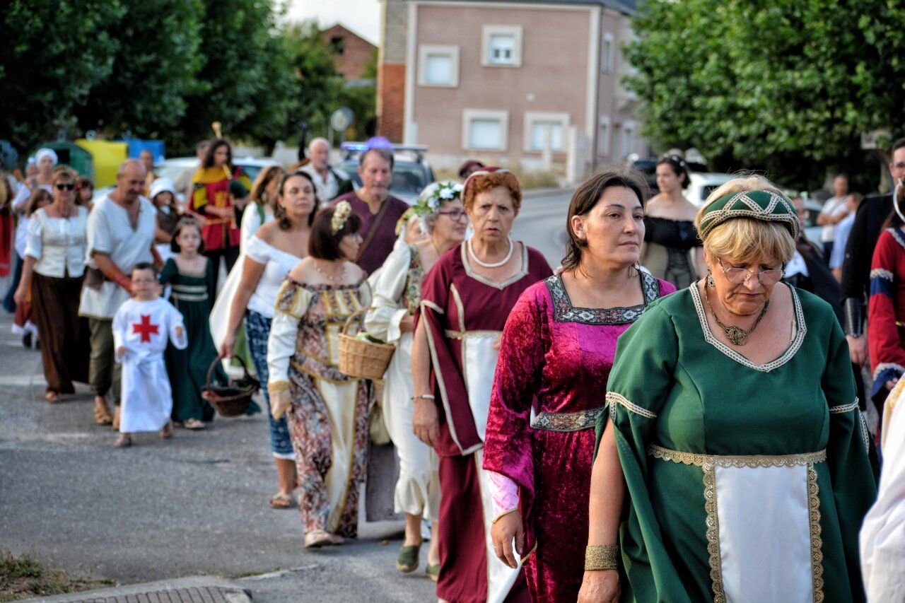 Grupo de personas vestidas con trajes medievales en un desfile