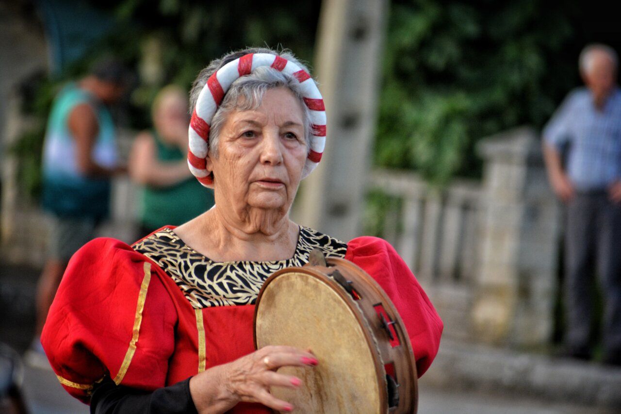 Mujer con tambor en el recorrido teatralizado del Camino del Abad