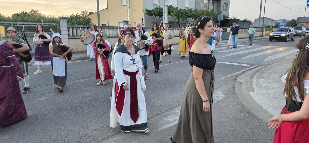 Participantes en el recorrido teatralizado del Camino del Abad en Carracedo del Monasterio