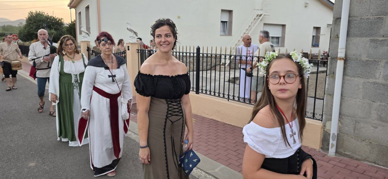 Participantes en el recorrido teatralizado del Camino del Abad en Carracedo del Monasterio