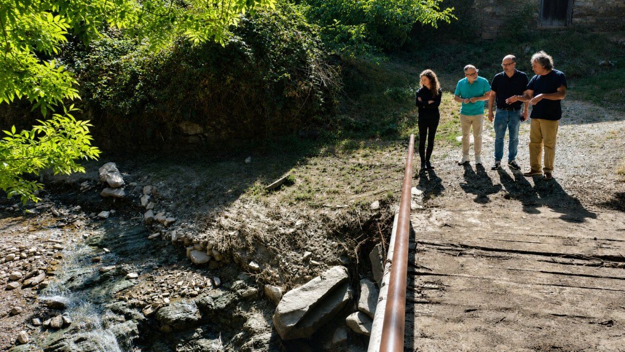 El alcalde de Ponferrada y concejales visitan Carracedo de Compludo tras daños en infraestructuras.