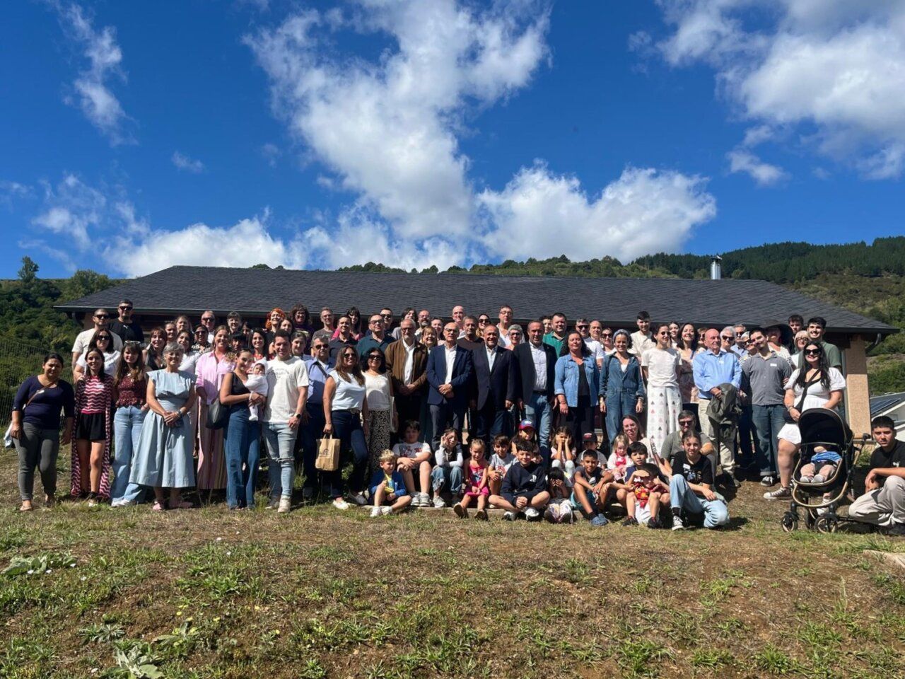 Grupo de familias reunidas en Corullón durante el programa Repuebla