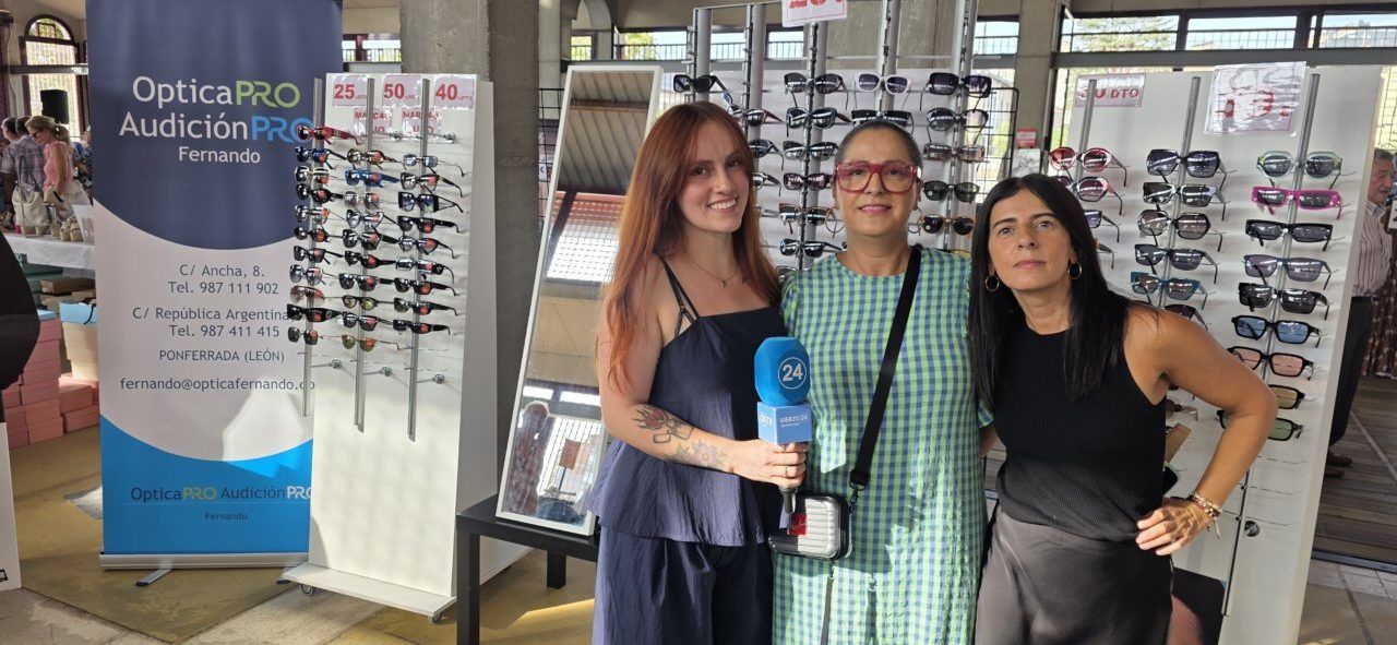 Tres mujeres posando en la Feria de las Rebajas en Ponferrada