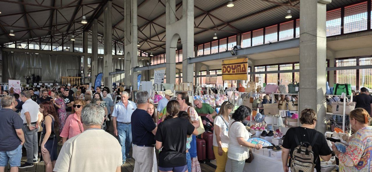 Multitud de personas en la Feria de las Rebajas en Ponferrada