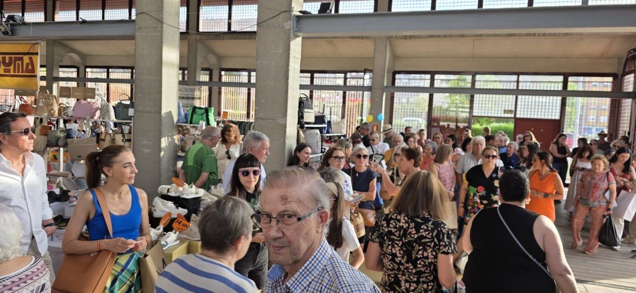 Multitud de personas en la Feria de las Rebajas en Ponferrada