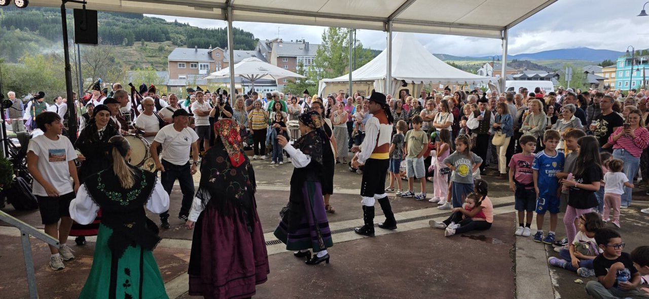 Actuación en el Festival de Gaitas en Vega de Espinareda con público disfrutando.