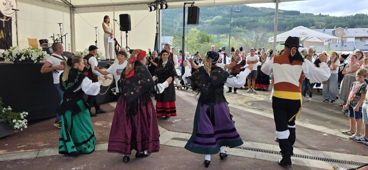 Grupo de personas bailando en el Festival de Gaitas en Vega de Espinareda