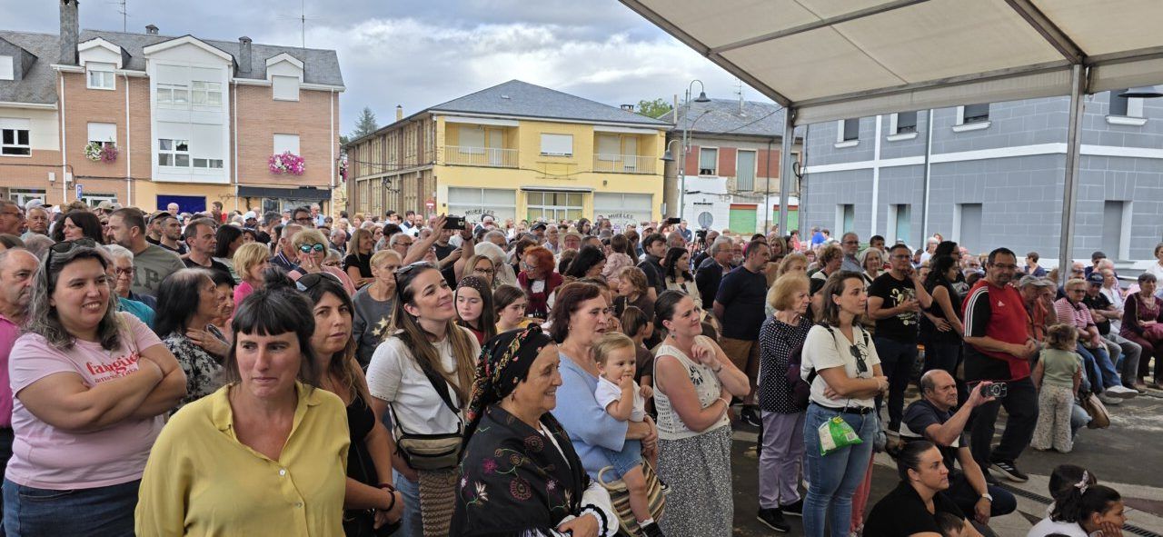 Multitud de personas disfrutando del Festival de Gaitas en Vega de Espinareda