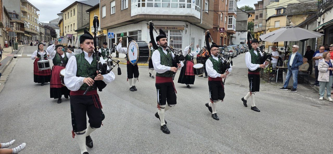 Desfile de músicos con gaitas en Vega de Espinareda durante el festival