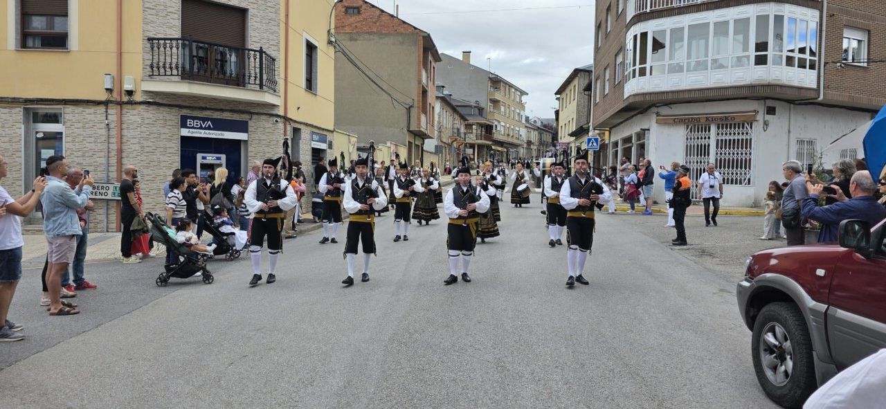 Desfile de músicos con gaitas en las calles de Vega de Espinareda