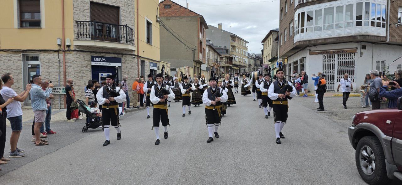 Desfile de músicos con gaitas en Vega de Espinareda durante el festival