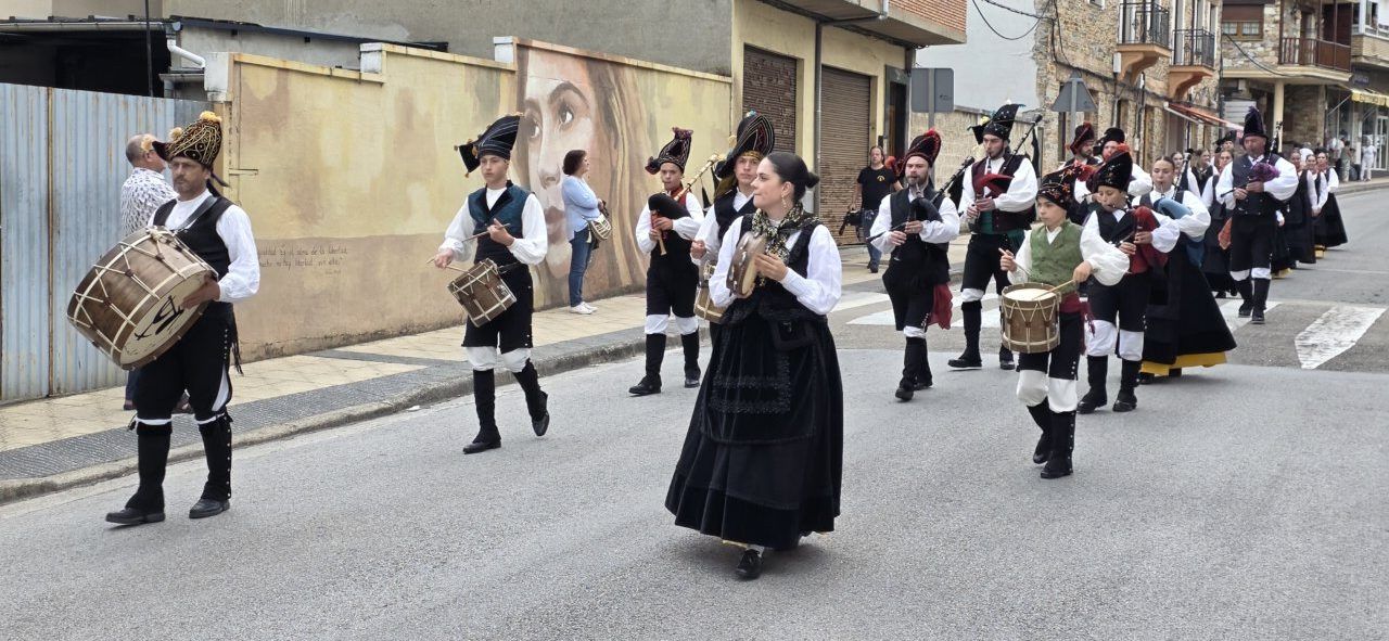 Desfile de músicos en el Festival de Gaitas en Vega de Espinareda