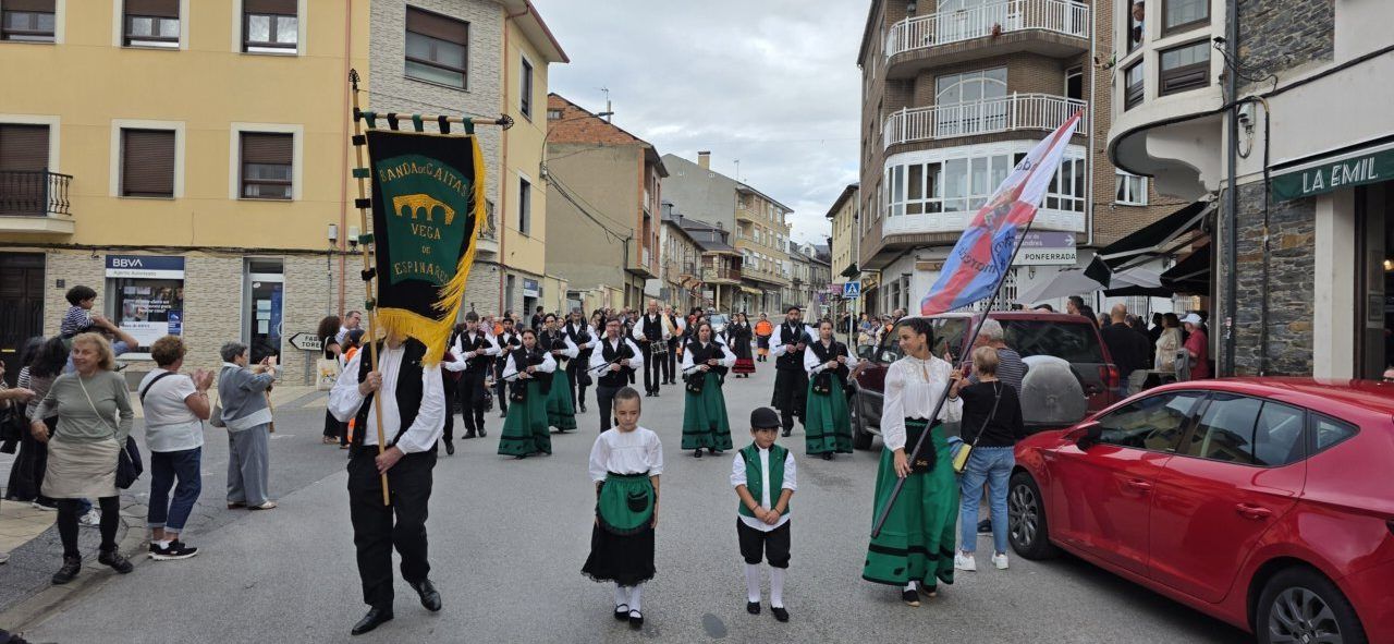 Desfile de la Banda de Gaitas en Vega de Espinareda durante el festival