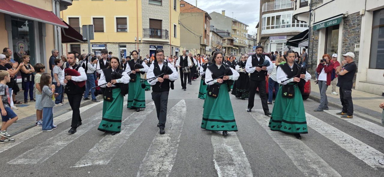 Grupo de músicos con gaita en el Festival de Gaitas en Vega de Espinareda