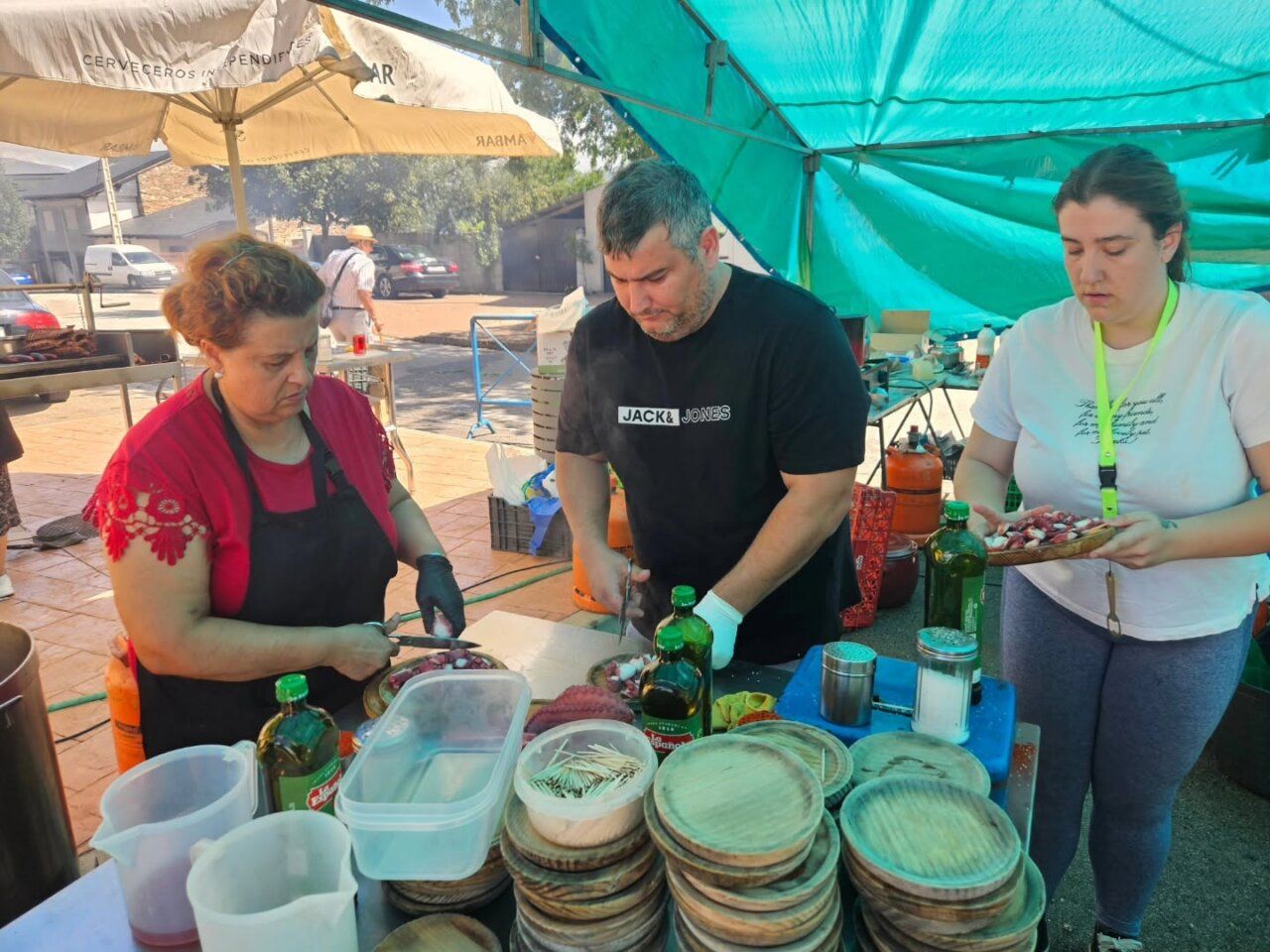 Personas trabajando en un puesto de comida en la Feria de El Espino