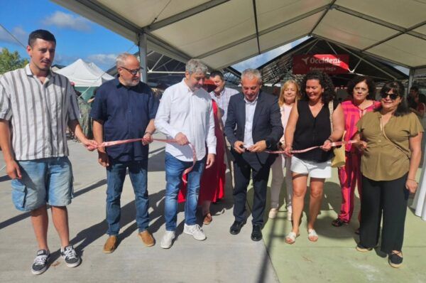 Inauguración de la Feria de El Espino con autoridades locales en Vega de Espinareda