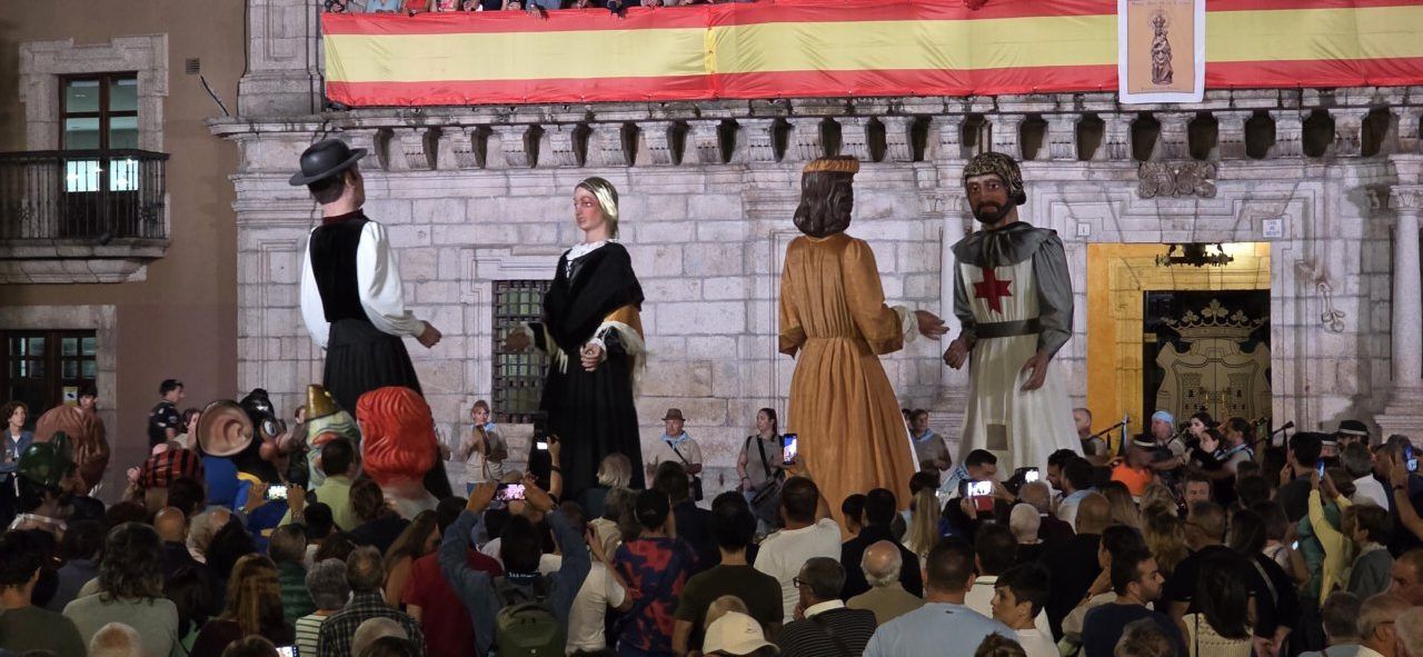 Celebración de las Fiestas de La Encina en Ponferrada con gigantes y asistentes.