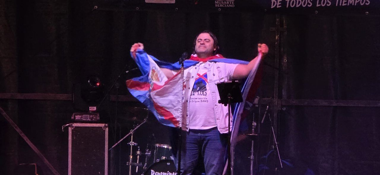 Hombre con bandera durante el pregón de las Fiestas de La Encina en Ponferrada.