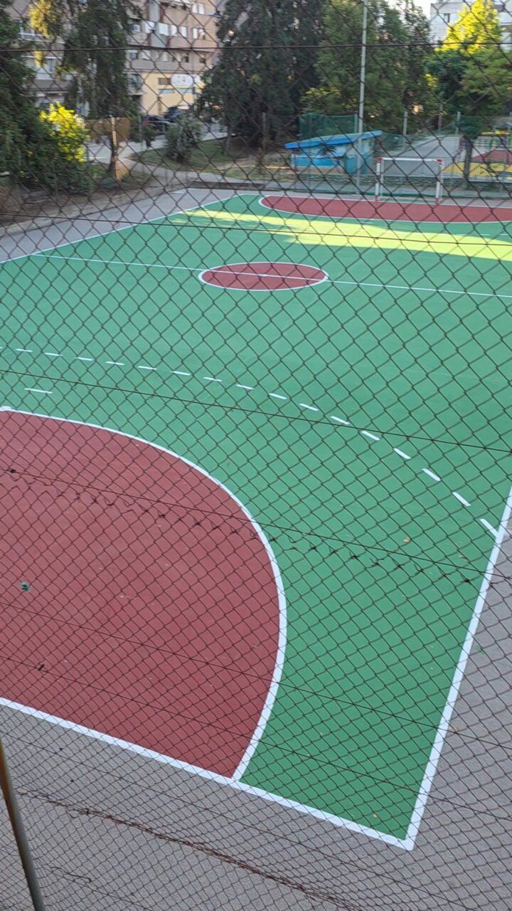 Pistas deportivas del parque del Plantío con nuevos colores y aros