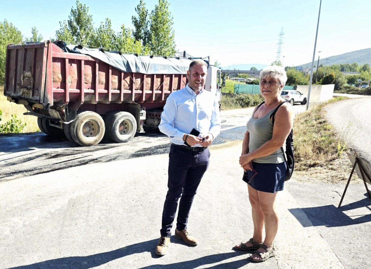 Iván Alonso y Isabel Martínez en la visita a obras de asfaltado en Columbrianos
