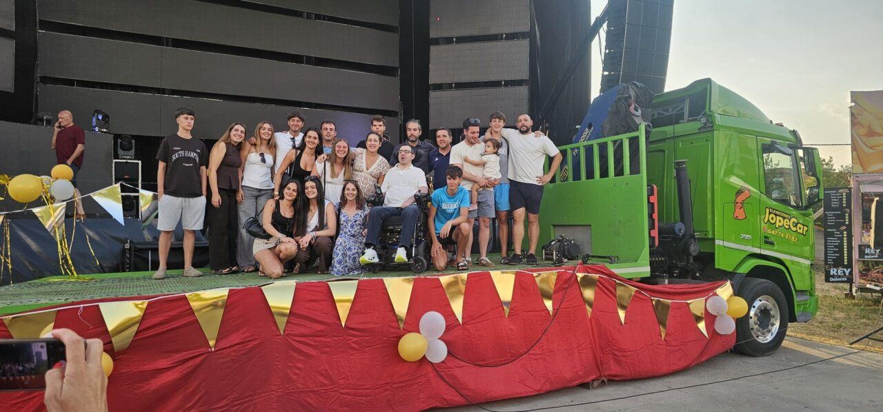 Grupo de personas en el escenario durante las fiestas de Fuentesnuevas