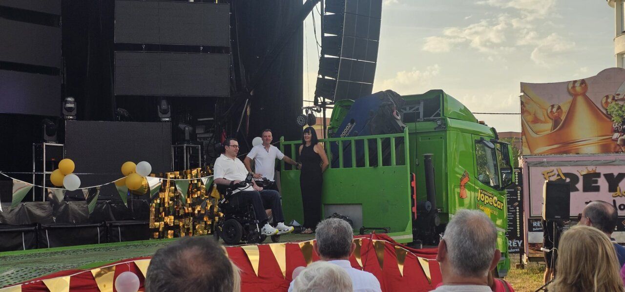 Ismael López en el escenario durante la inauguración de las fiestas de Fuentesnuevas