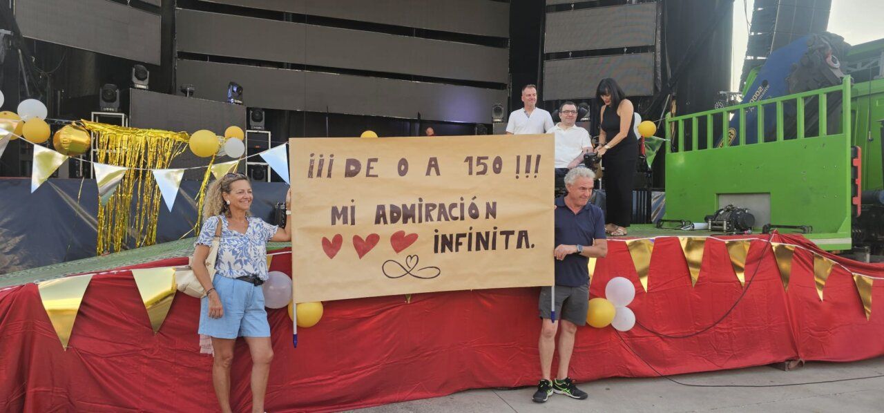 Celebración en Fuentesnuevas con un cartel de admiración en el escenario.