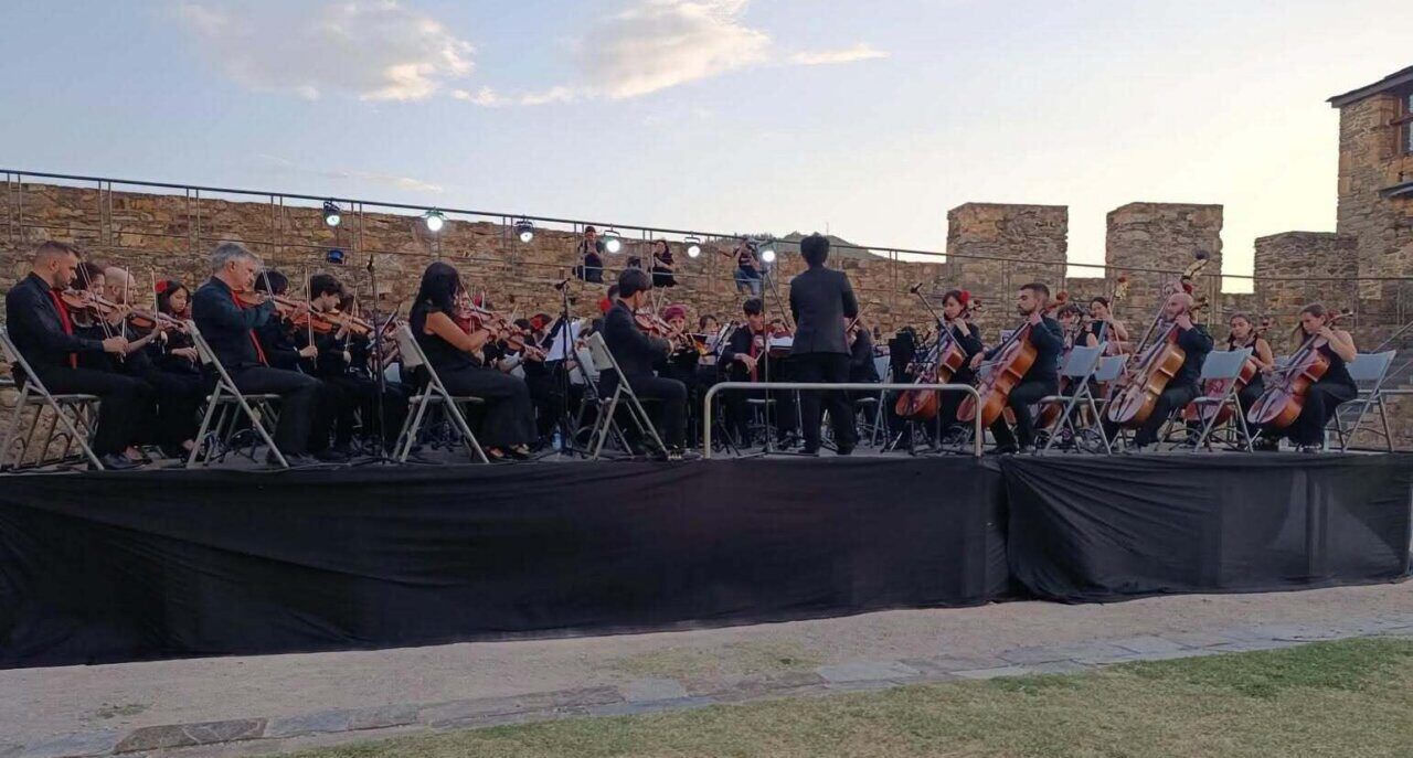 Orquesta tocando en el Castillo de los Templarios durante el encuentro sinfónico.