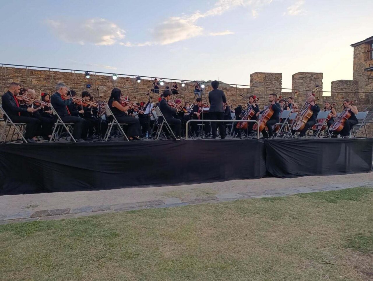 Orquesta tocando en el Castillo de los Templarios durante el encuentro sinfónico.