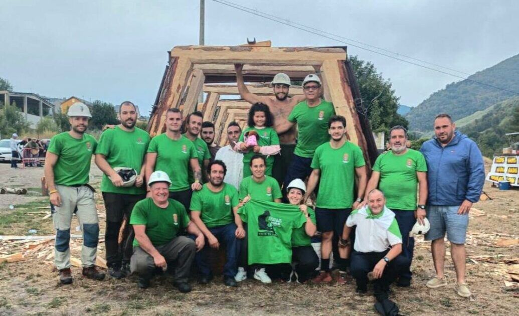 Grupo de participantes en el LVII Concurso de Entibadores con camisetas verdes