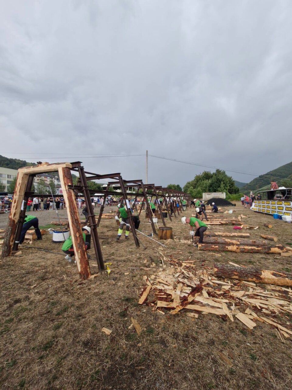 Participantes trabajando en el LVII Concurso de Entibadores en el Valle de Laciana