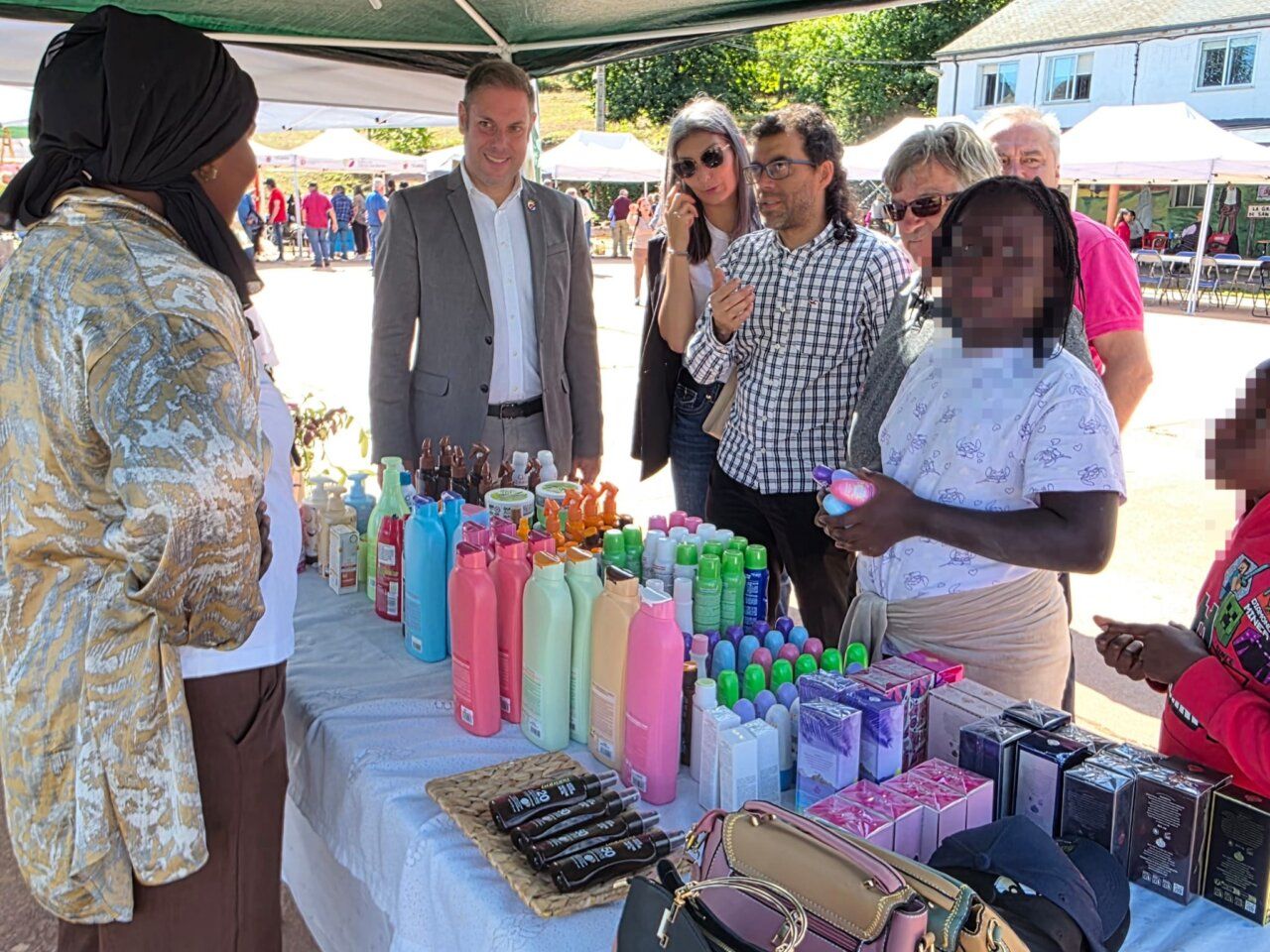 Personas interactuando en la feria agroalimentaria de La Granja de San Vicente