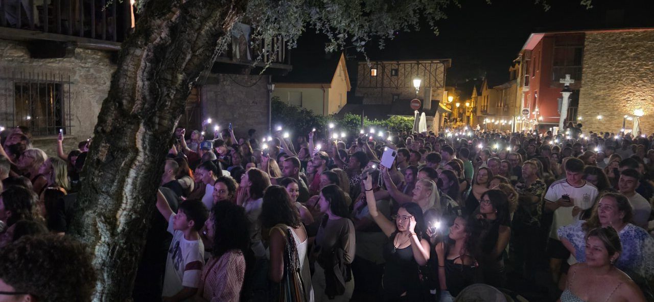Multitud de personas disfrutando del concierto de Leticia Sabater en Molinaseca