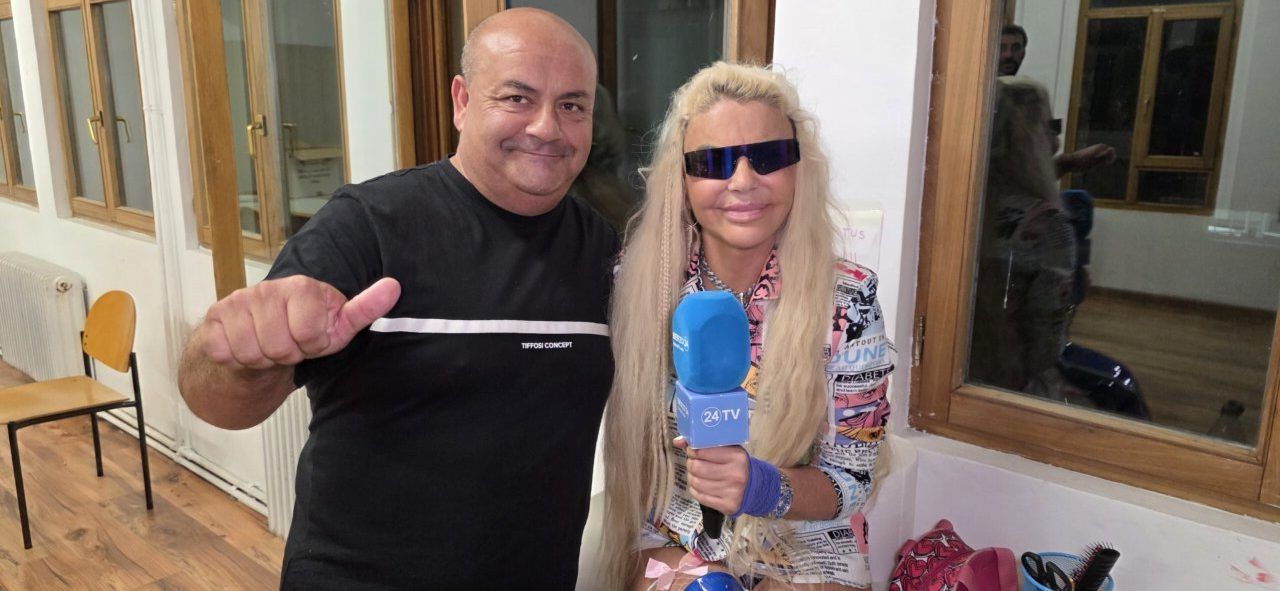 Leticia Sabater posando con un micrófono en un evento festivo