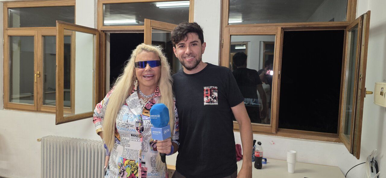 Leticia Sabater posando con un micrófono en un ambiente festivo