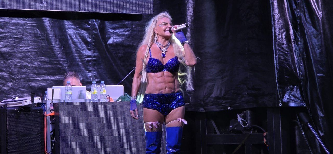 Leticia Sabater actuando en la Plaza del Santo Cristo durante las fiestas.