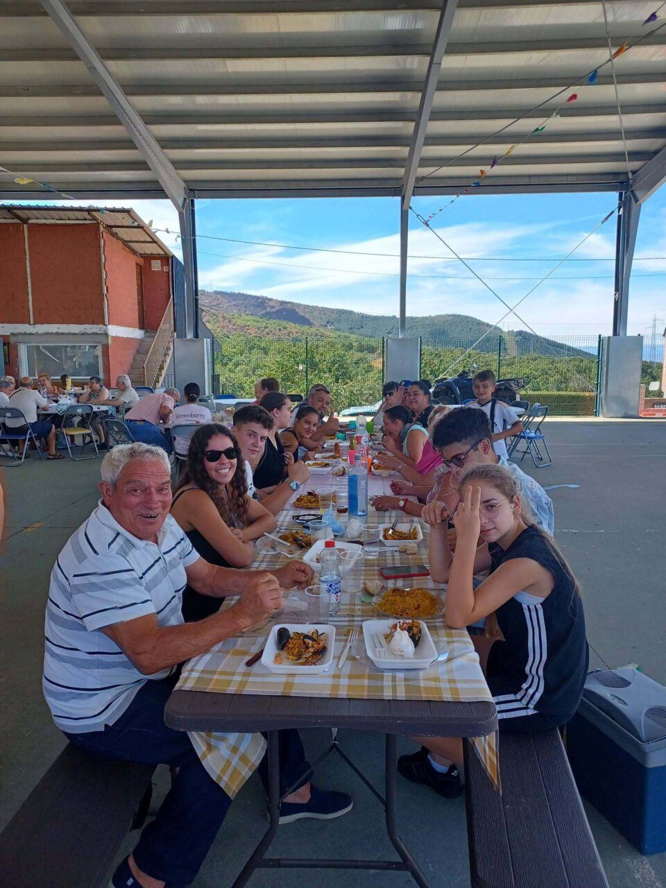 Vecinos de Turienzo compartiendo una comida en un ambiente festivo