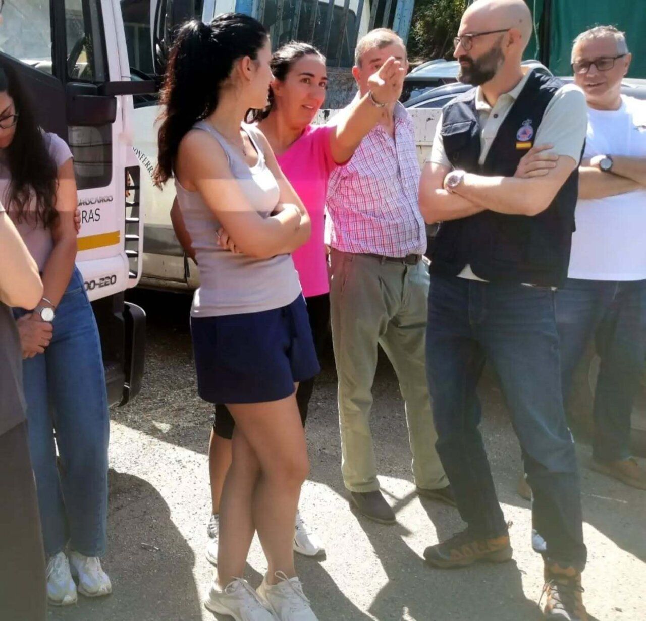 Reunión de autoridades y vecinos en Manzanedo de Valdueza tras la tromba de agua