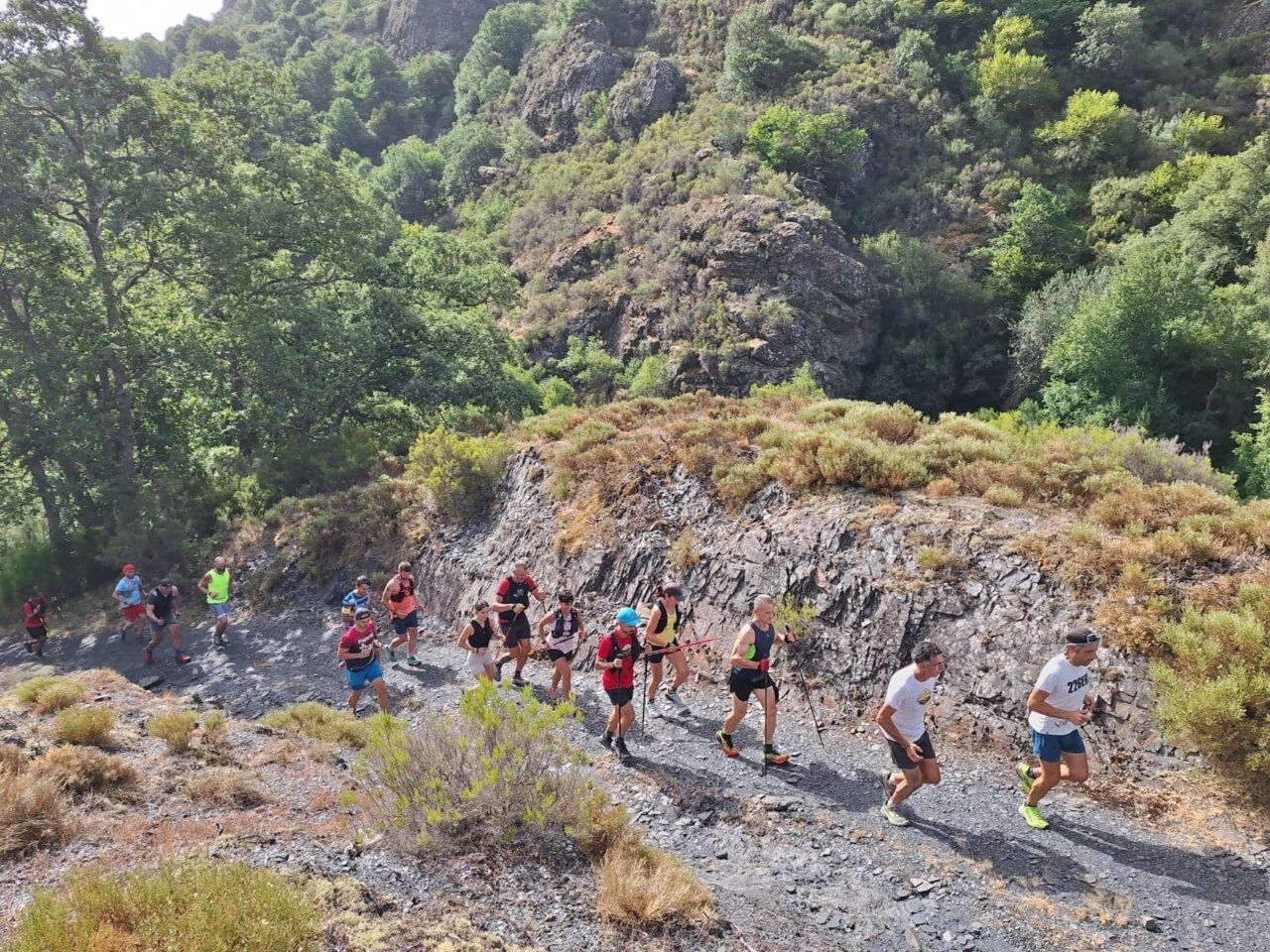 Corredores en la senda de la Peñatendoira en Matarrosa del Sil