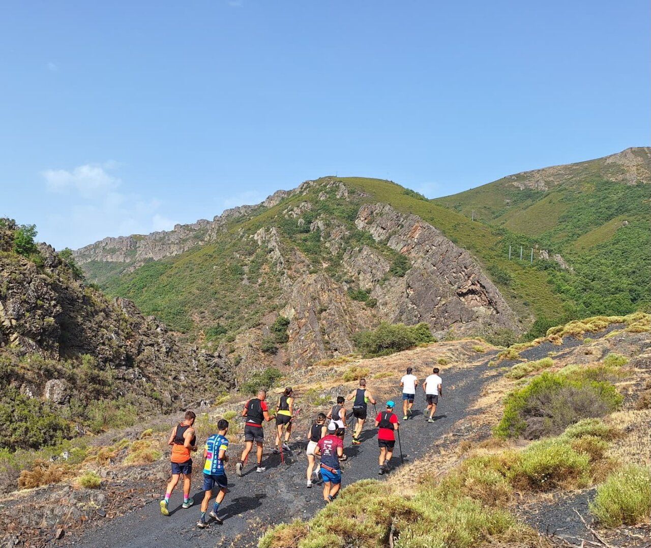 Participantes corriendo en la senda de Matarrosa del Sil
