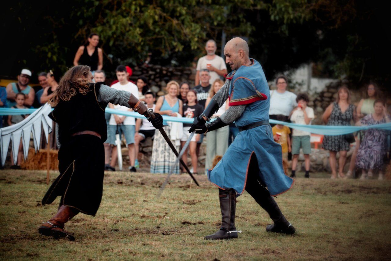 Dos caballeros en combate durante las justas medievales en Carracedelo