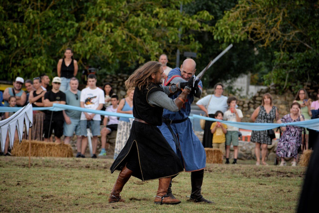 Dos caballeros luchando en justas medievales en Carracedelo