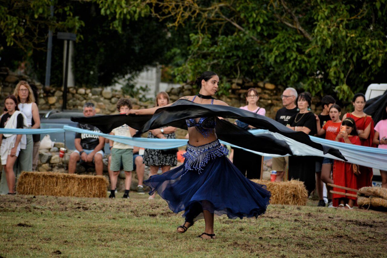 Bailarina en el evento de justas medievales en Carracedelo