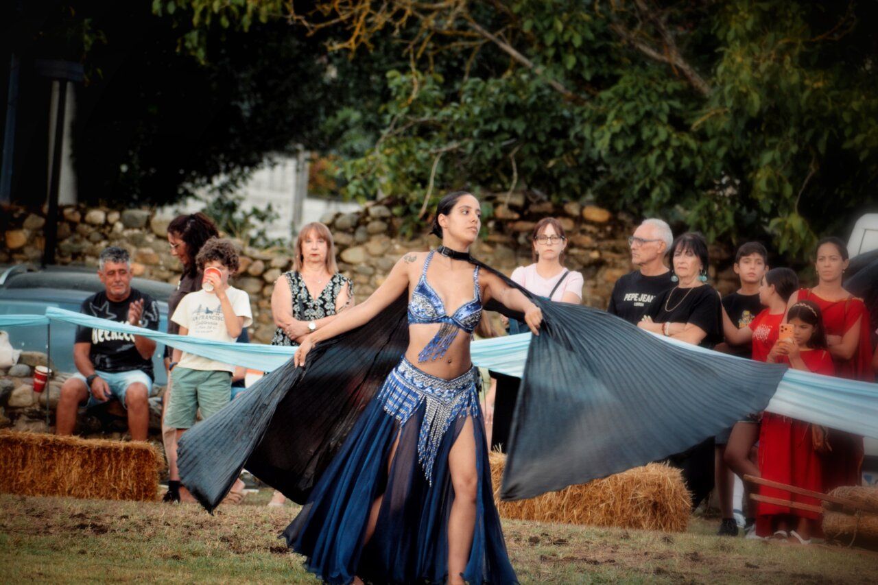 Bailarina en justas medievales con vestimenta tradicional