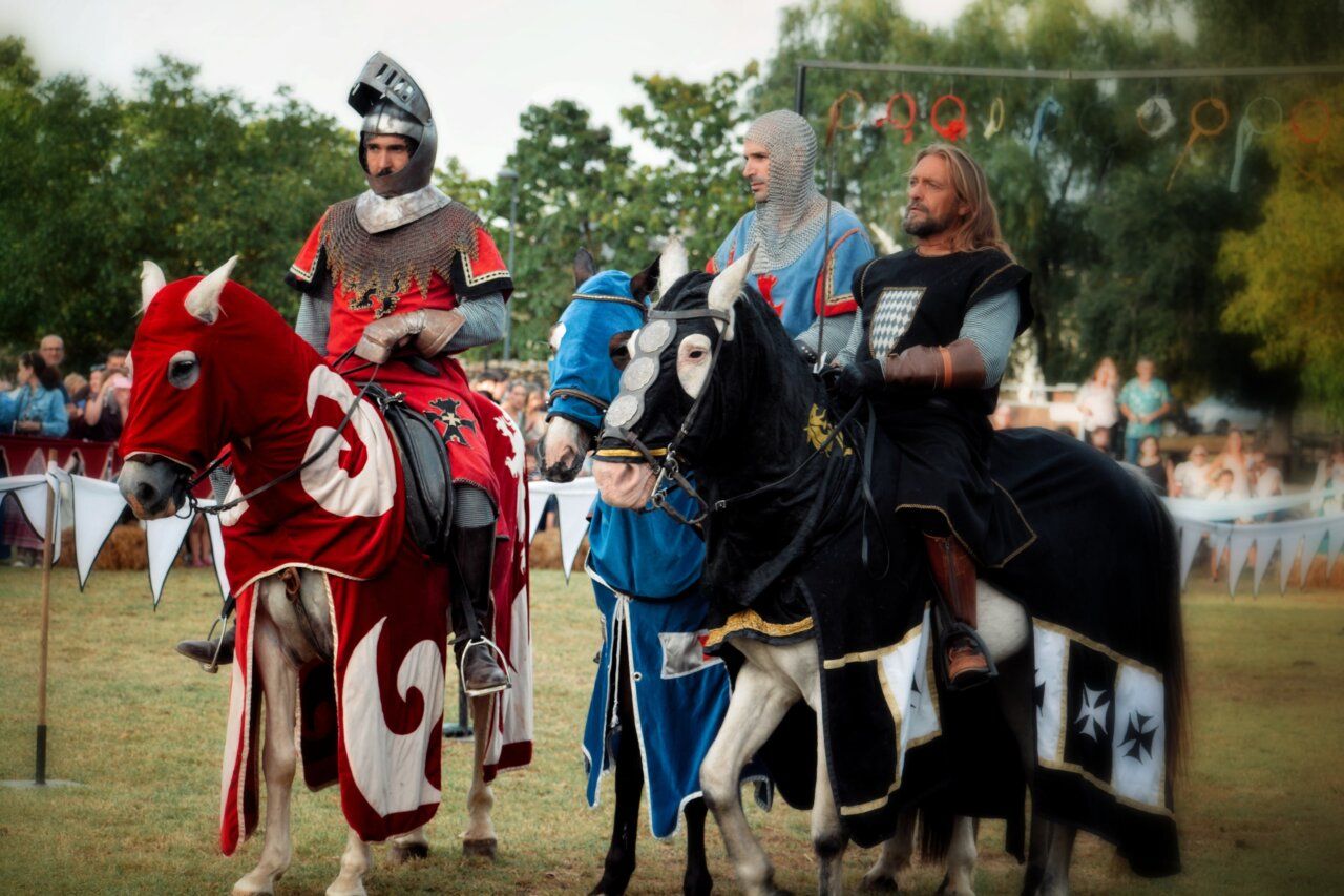 Caballeros en justas medievales en Carracedelo con trajes históricos