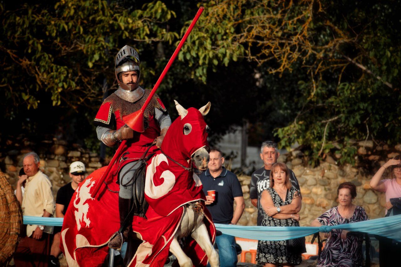 Caballero en armadura participa en justas medievales en Carracedelo