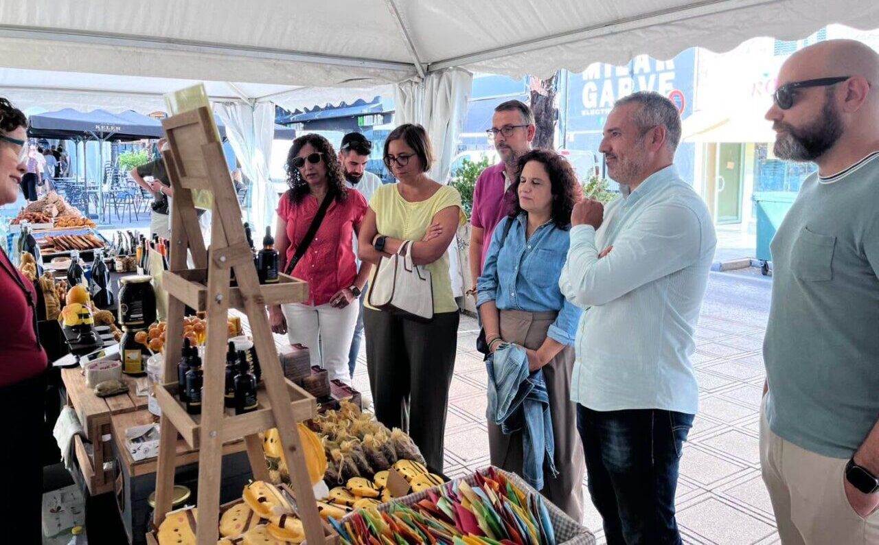 Visitantes observando productos en el Mercado de Verano en Ponferrada
